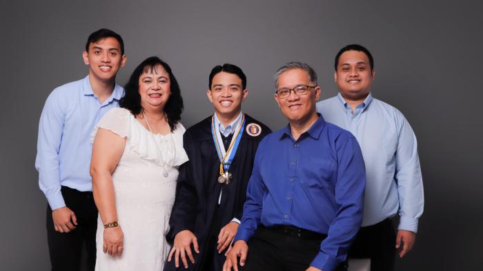 GRADUDATION/FAMILY PICTURE